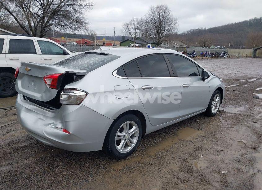 Photo 4 of 2018 Chevrolet Cruze LT AUTO (VIN 1G1BE5SM8J7240227)