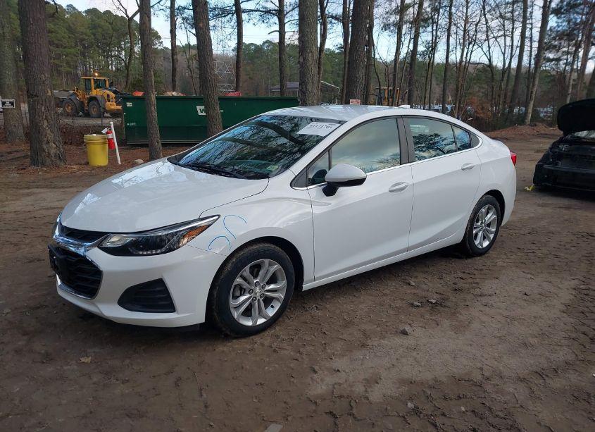 Photo 2 of 2019 Chevrolet Cruze LT (VIN 1G1BE5SM8K7111602)