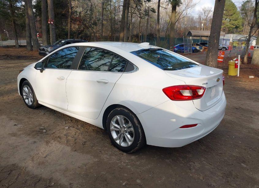 Photo 3 of 2019 Chevrolet Cruze LT (VIN 1G1BE5SM8K7111602)