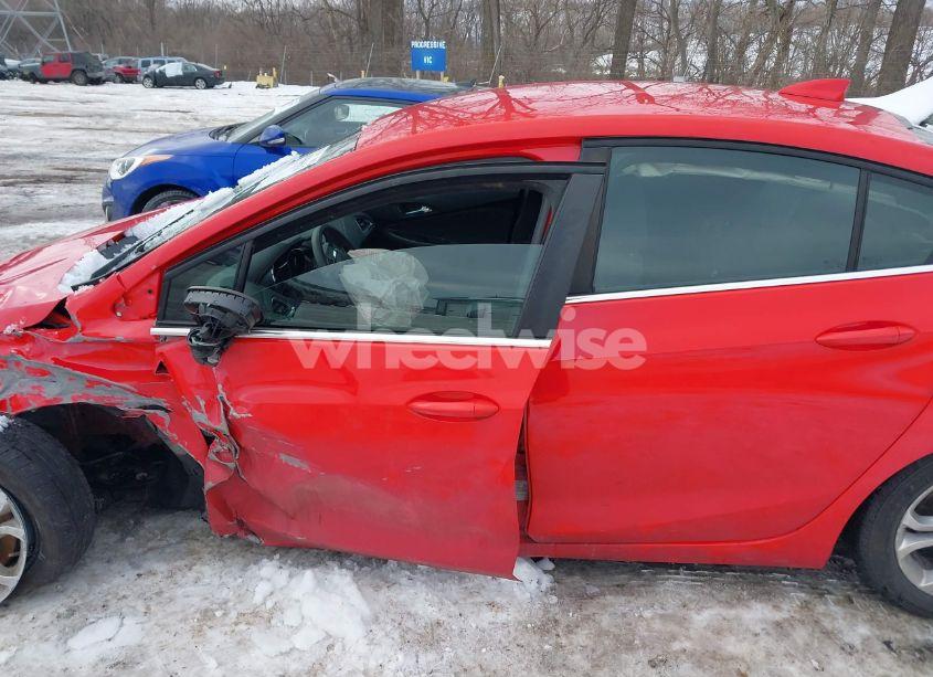 Photo 13 of 2019 Chevrolet Cruze LT (VIN 1G1BE5SM8K7112538)