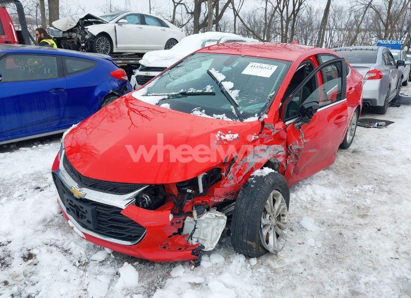Photo 2 of 2019 Chevrolet Cruze LT (VIN 1G1BE5SM8K7112538)