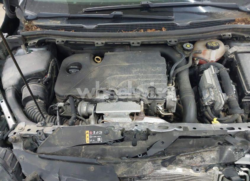 Photo 10 of 2019 Chevrolet Cruze LT (VIN 1G1BE5SM8K7114368)