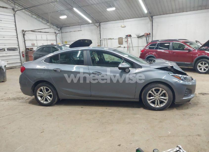 Photo 13 of 2019 Chevrolet Cruze LT (VIN 1G1BE5SM8K7114368)