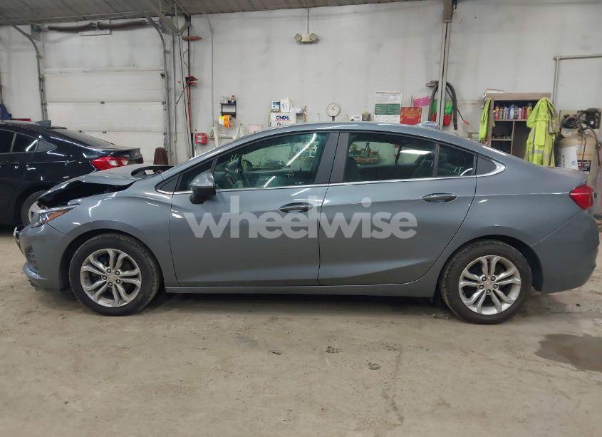 Photo 14 of 2019 Chevrolet Cruze LT (VIN 1G1BE5SM8K7114368)