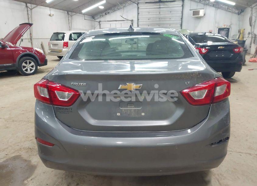 Photo 16 of 2019 Chevrolet Cruze LT (VIN 1G1BE5SM8K7114368)