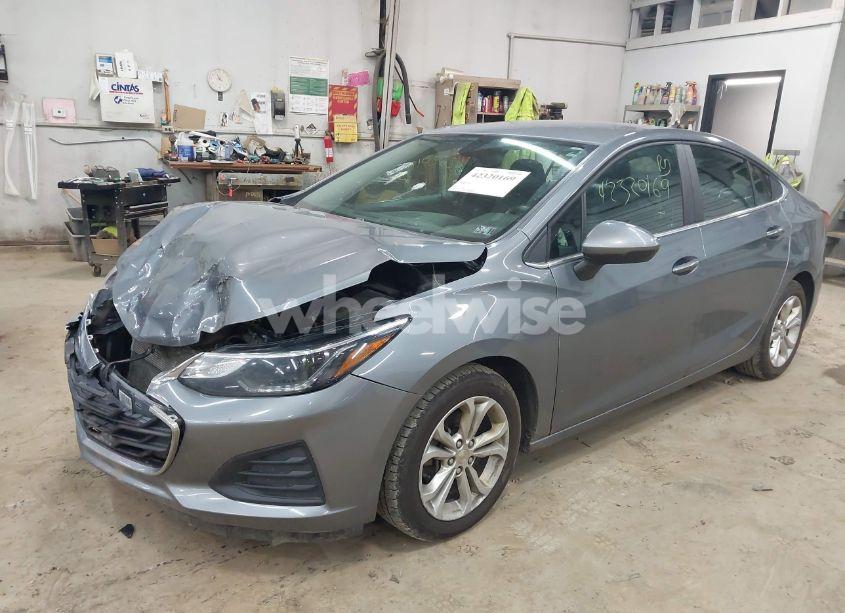 Photo 2 of 2019 Chevrolet Cruze LT (VIN 1G1BE5SM8K7114368)