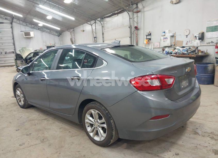 Photo 3 of 2019 Chevrolet Cruze LT (VIN 1G1BE5SM8K7114368)