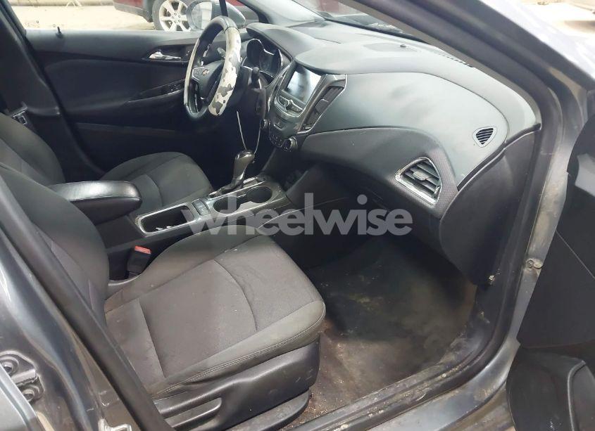 Photo 5 of 2019 Chevrolet Cruze LT (VIN 1G1BE5SM8K7114368)