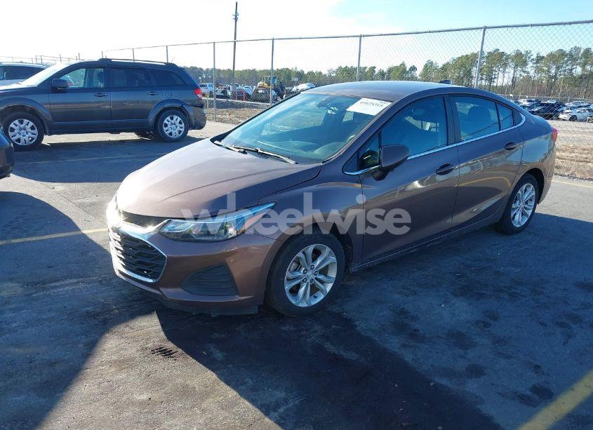 Photo 2 of 2019 Chevrolet Cruze LT (VIN 1G1BE5SM8K7120736)