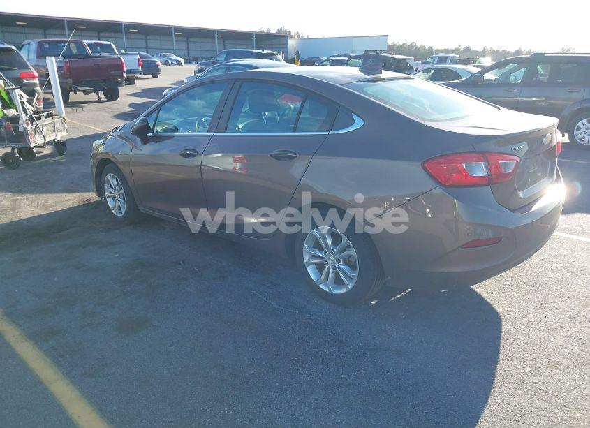 Photo 3 of 2019 Chevrolet Cruze LT (VIN 1G1BE5SM8K7120736)
