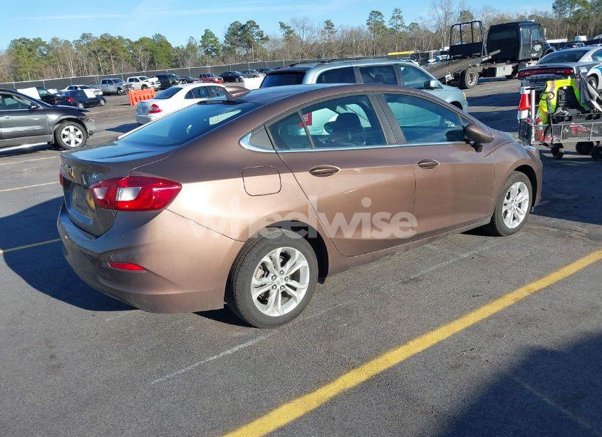 Photo 4 of 2019 Chevrolet Cruze LT (VIN 1G1BE5SM8K7120736)