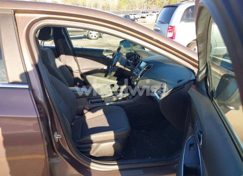 Photo 5 of 2019 Chevrolet Cruze LT (VIN 1G1BE5SM8K7120736)