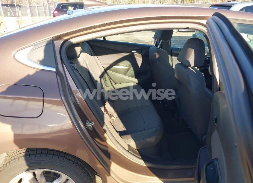 Photo 8 of 2019 Chevrolet Cruze LT (VIN 1G1BE5SM8K7120736)