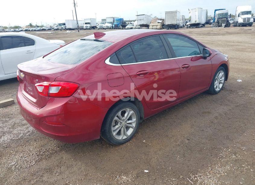 Photo 4 of 2019 Chevrolet Cruze LT (VIN 1G1BE5SM8K7121191)