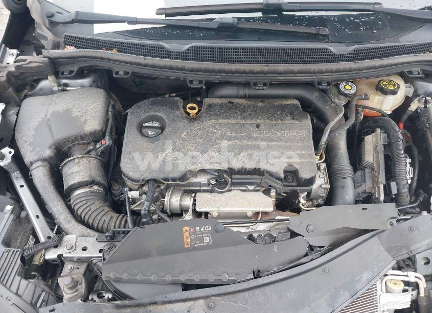 Photo 10 of 2019 Chevrolet Cruze LT (VIN 1G1BE5SM8K7138508)