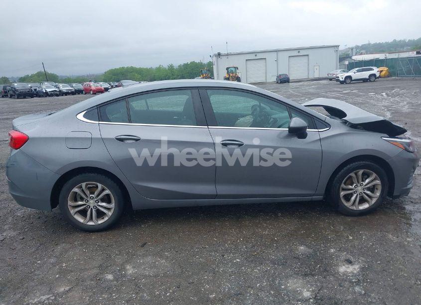 Photo 13 of 2019 Chevrolet Cruze LT (VIN 1G1BE5SM8K7138508)
