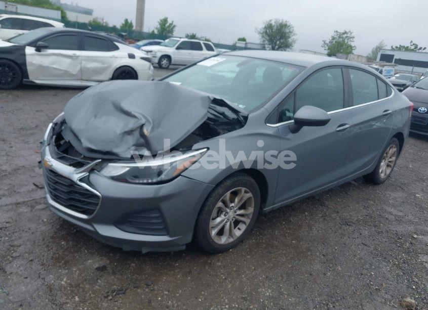 Photo 2 of 2019 Chevrolet Cruze LT (VIN 1G1BE5SM8K7138508)