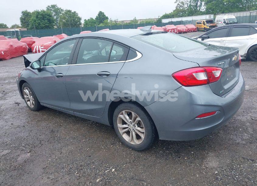 Photo 3 of 2019 Chevrolet Cruze LT (VIN 1G1BE5SM8K7138508)
