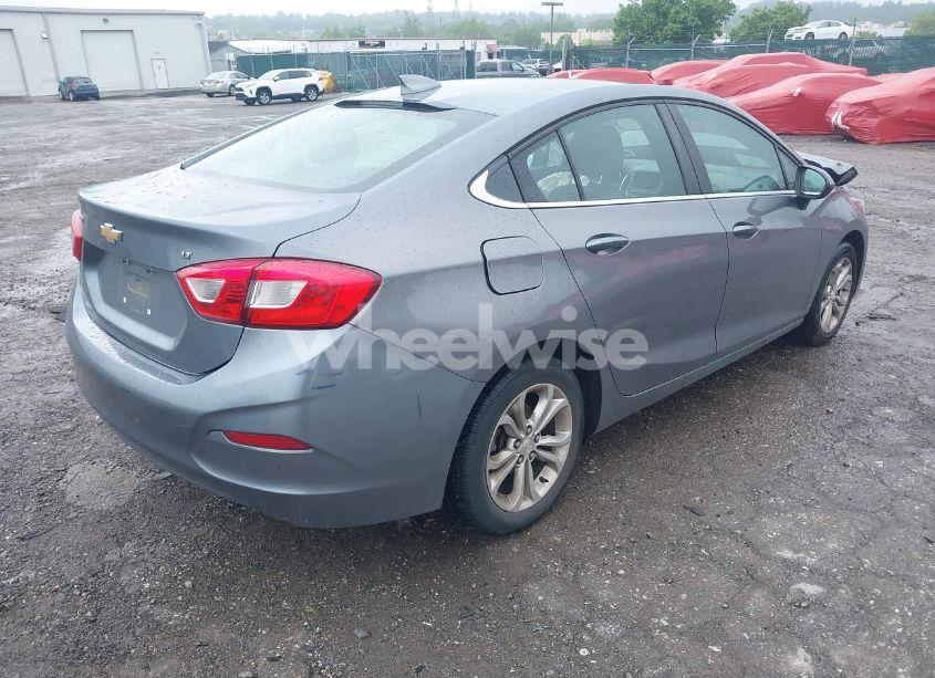 Photo 4 of 2019 Chevrolet Cruze LT (VIN 1G1BE5SM8K7138508)