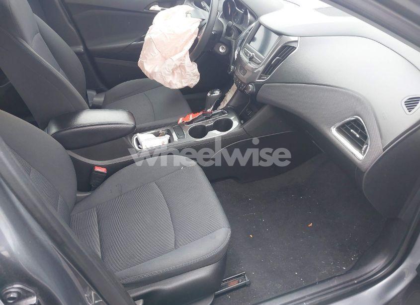 Photo 5 of 2019 Chevrolet Cruze LT (VIN 1G1BE5SM8K7138508)