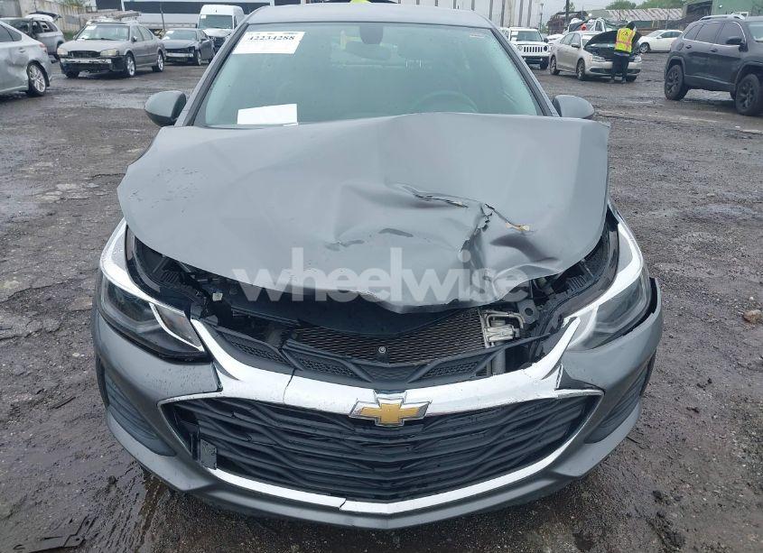 Photo 6 of 2019 Chevrolet Cruze LT (VIN 1G1BE5SM8K7138508)