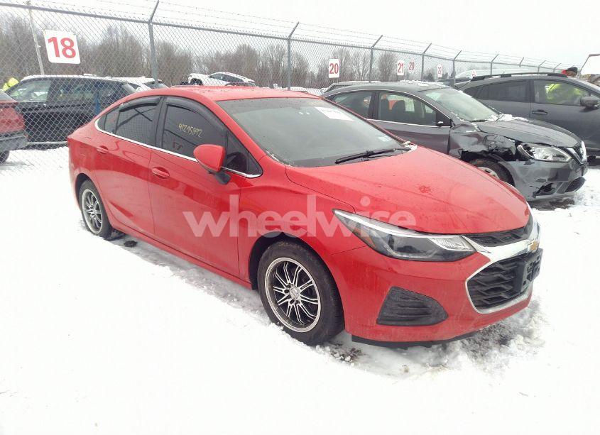 2019 Chevrolet Cruze LT (VIN 1G1BE5SM8K7142638) main photo