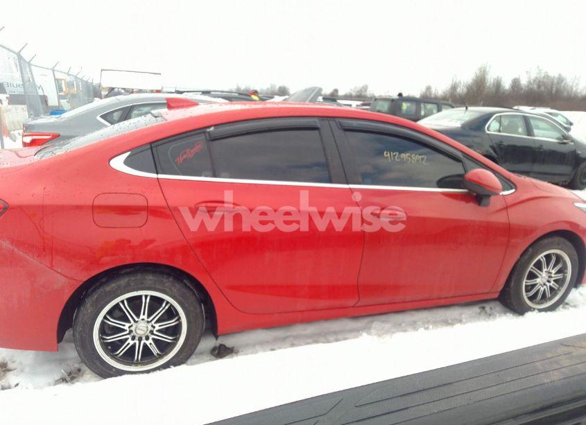 Photo 13 of 2019 Chevrolet Cruze LT (VIN 1G1BE5SM8K7142638)