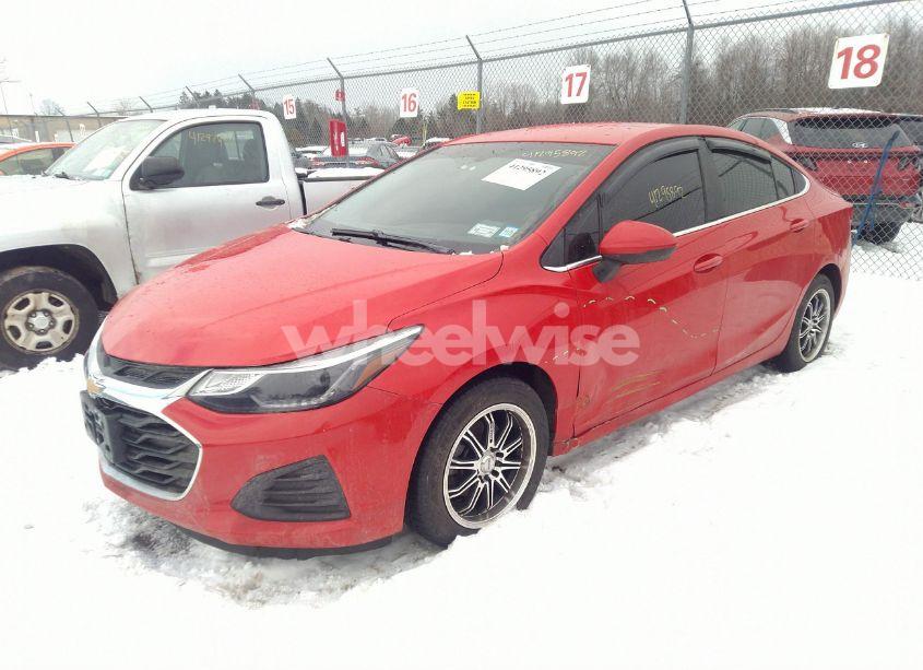 Photo 2 of 2019 Chevrolet Cruze LT (VIN 1G1BE5SM8K7142638)