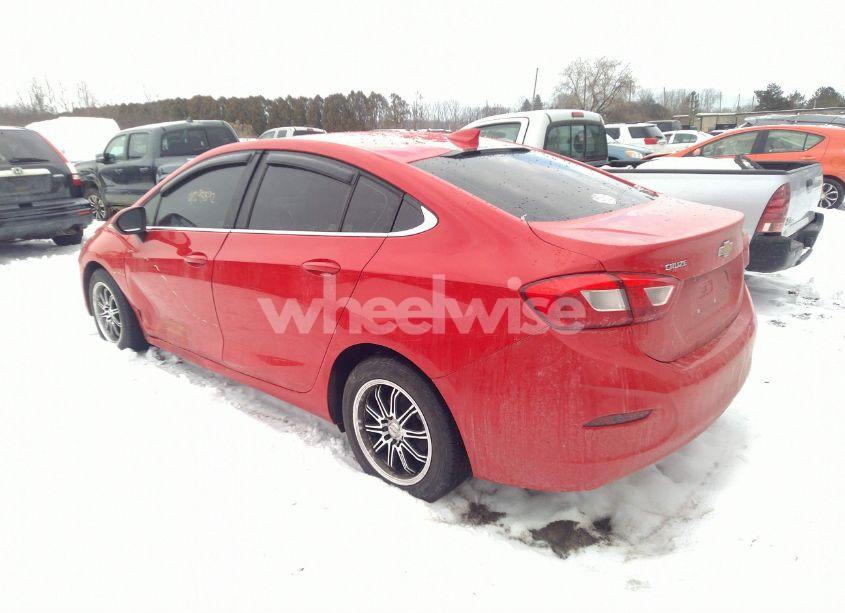 Photo 3 of 2019 Chevrolet Cruze LT (VIN 1G1BE5SM8K7142638)