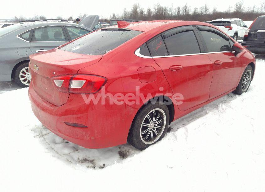 Photo 4 of 2019 Chevrolet Cruze LT (VIN 1G1BE5SM8K7142638)