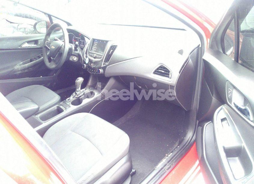 Photo 5 of 2019 Chevrolet Cruze LT (VIN 1G1BE5SM8K7142638)