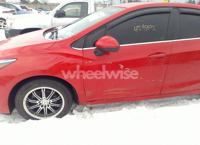 Photo 6 of 2019 Chevrolet Cruze LT (VIN 1G1BE5SM8K7142638)