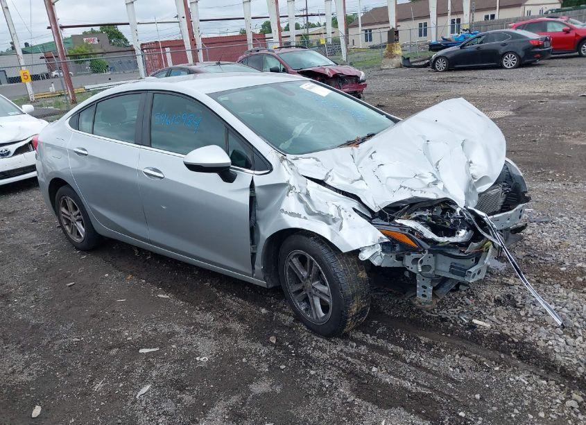 2017 Chevrolet Cruze LT (VIN 1G1BE5SM9H7100312) main photo