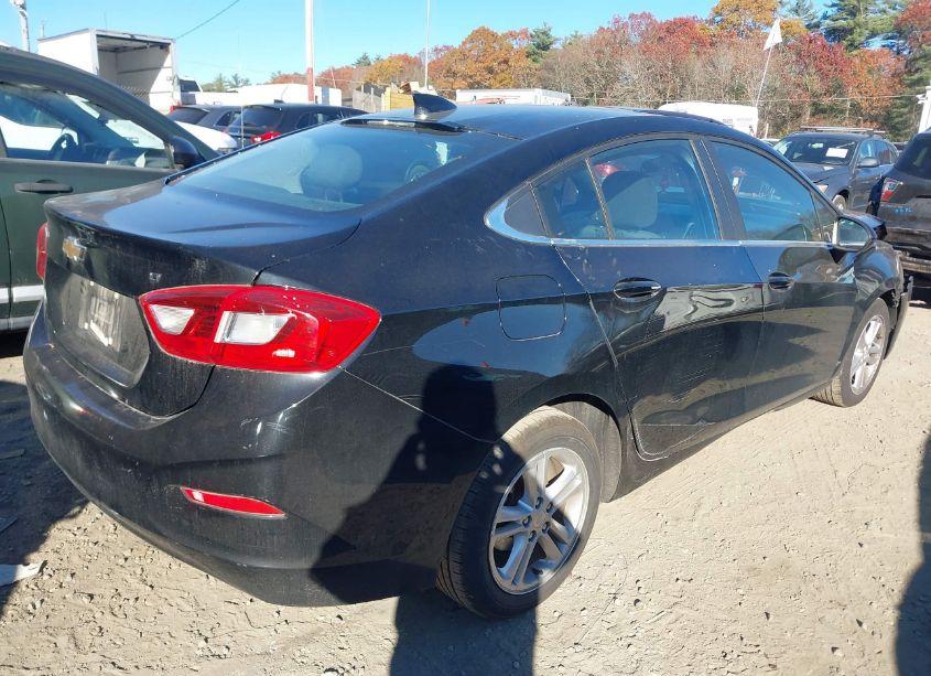Photo 4 of 2017 Chevrolet Cruze LT AUTO (VIN 1G1BE5SM9H7102254)