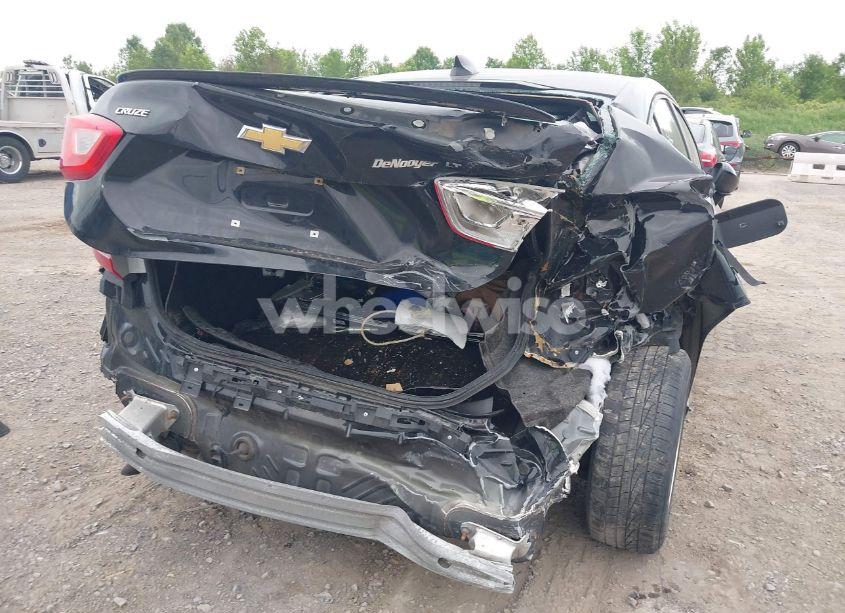 Photo 6 of 2017 Chevrolet Cruze LT AUTO (VIN 1G1BE5SM9H7146125)