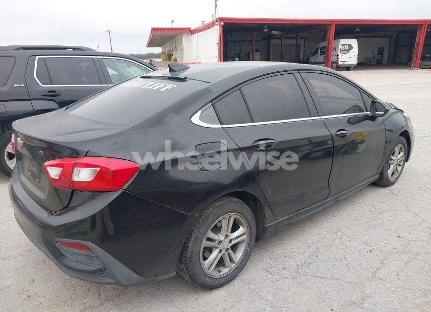 Photo 4 of 2017 Chevrolet Cruze LT AUTO (VIN 1G1BE5SM9H7182767)