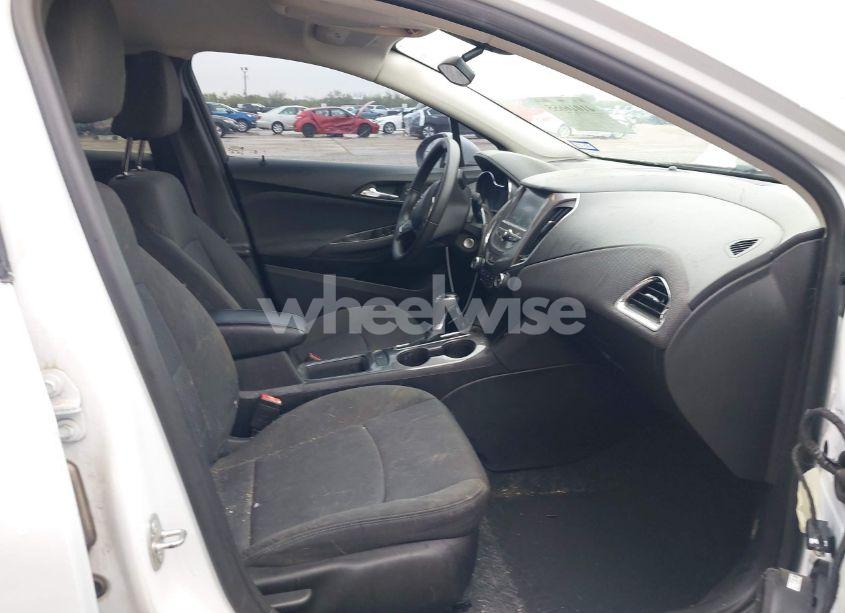 Photo 5 of 2017 Chevrolet Cruze LT AUTO (VIN 1G1BE5SM9H7208588)