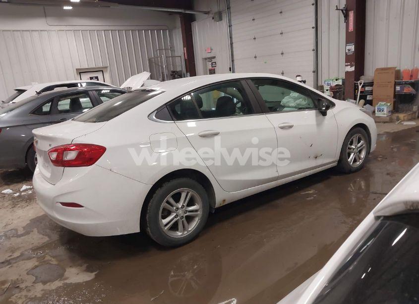 Photo 4 of 2017 Chevrolet Cruze LT AUTO (VIN 1G1BE5SM9H7233121)
