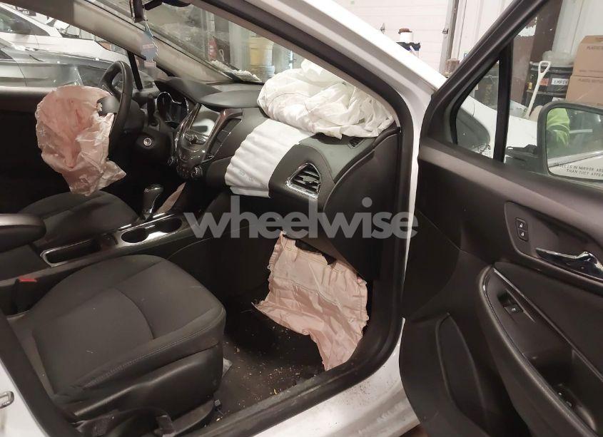 Photo 5 of 2017 Chevrolet Cruze LT AUTO (VIN 1G1BE5SM9H7233121)