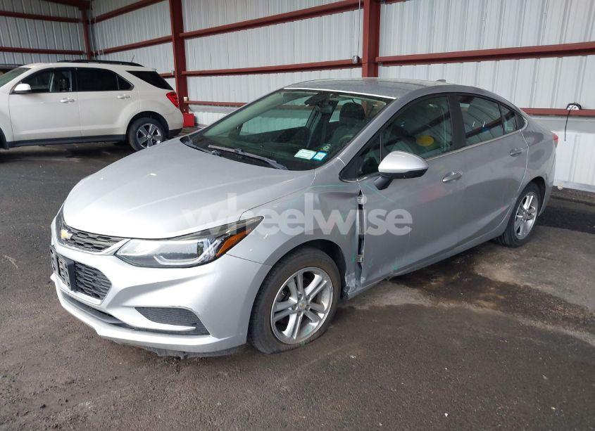Photo 2 of 2018 Chevrolet Cruze LT AUTO (VIN 1G1BE5SM9J7101126)