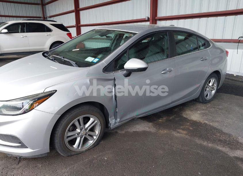 Photo 6 of 2018 Chevrolet Cruze LT AUTO (VIN 1G1BE5SM9J7101126)