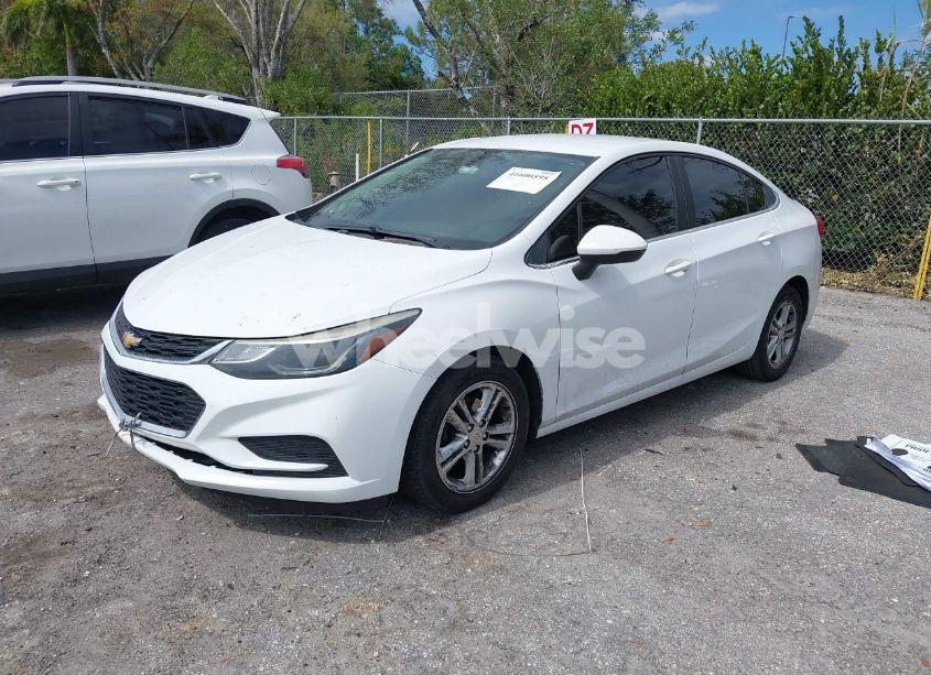 Photo 2 of 2018 Chevrolet Cruze LT AUTO (VIN 1G1BE5SM9J7106133)