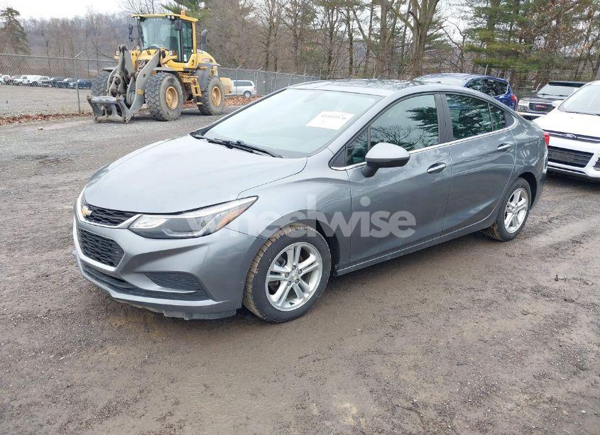 Photo 2 of 2018 Chevrolet Cruze LT AUTO (VIN 1G1BE5SM9J7164694)