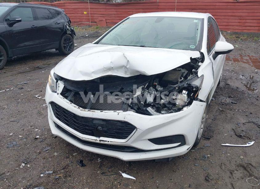 Photo 6 of 2018 Chevrolet Cruze LT AUTO (VIN 1G1BE5SM9J7171872)