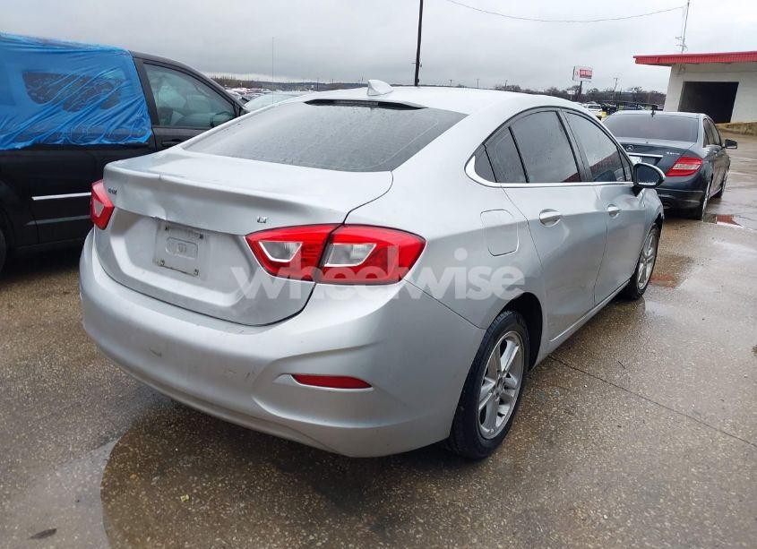 Photo 4 of 2018 Chevrolet Cruze LT AUTO (VIN 1G1BE5SM9J7182645)