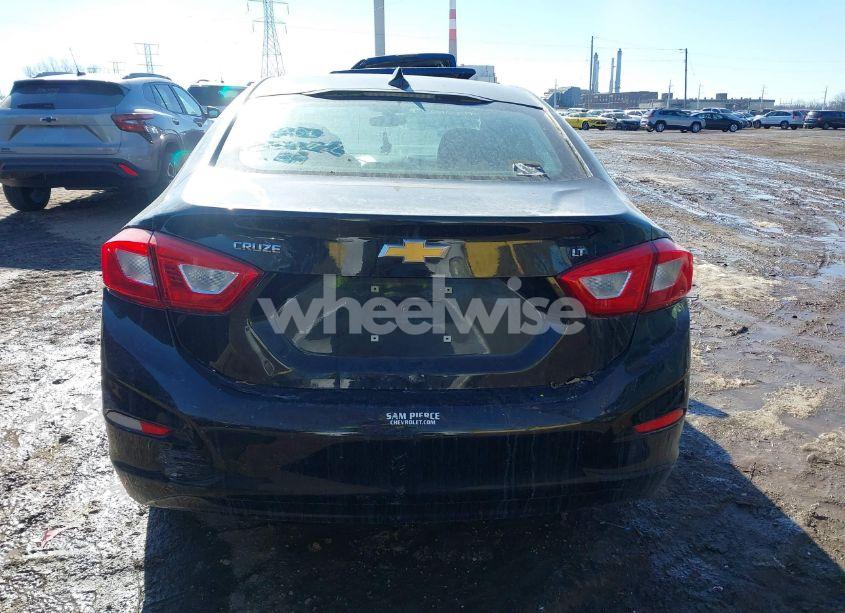 Photo 16 of 2018 Chevrolet Cruze LT AUTO (VIN 1G1BE5SM9J7182922)