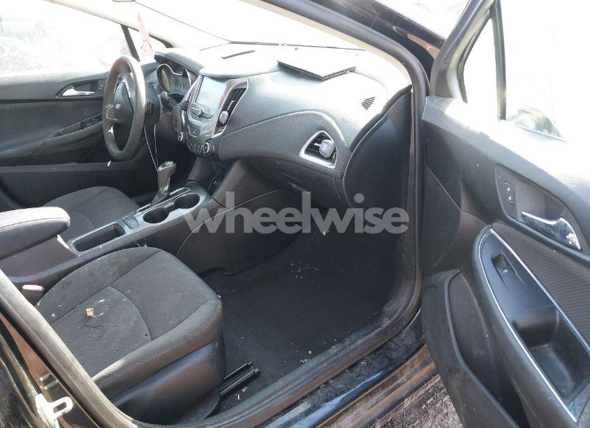 Photo 5 of 2018 Chevrolet Cruze LT AUTO (VIN 1G1BE5SM9J7182922)