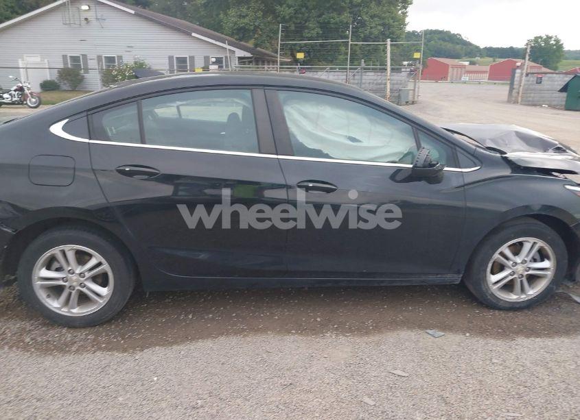 Photo 14 of 2018 Chevrolet Cruze LT AUTO (VIN 1G1BE5SM9J7212324)