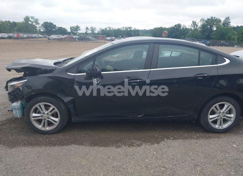 Photo 15 of 2018 Chevrolet Cruze LT AUTO (VIN 1G1BE5SM9J7212324)