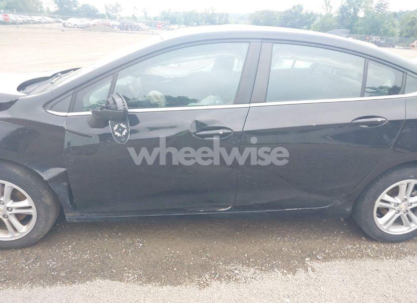 Photo 18 of 2018 Chevrolet Cruze LT AUTO (VIN 1G1BE5SM9J7212324)